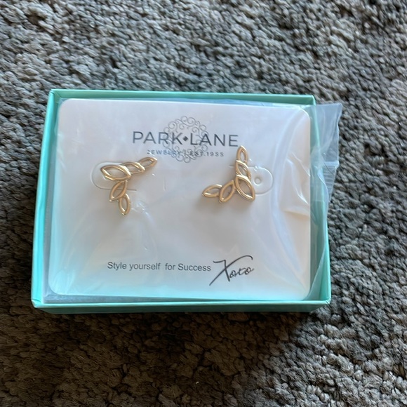 NEW Park Lane Crepe gold earrings - Picture 4 of 5